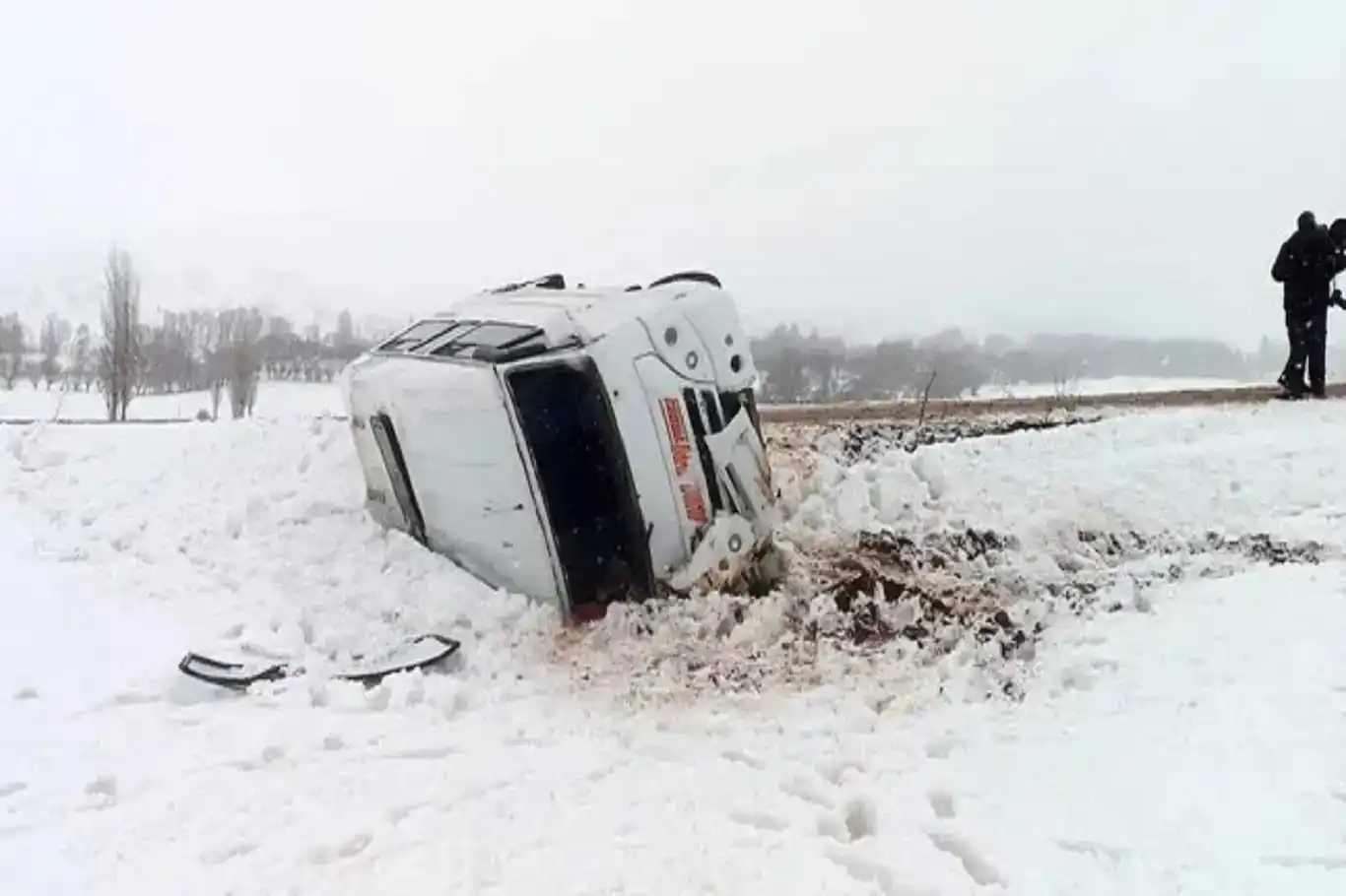 Li Sêwasê ji ber qeşa û cemedê otobûsa xwendekaran qeza kir: 10 kes birîndar bûn