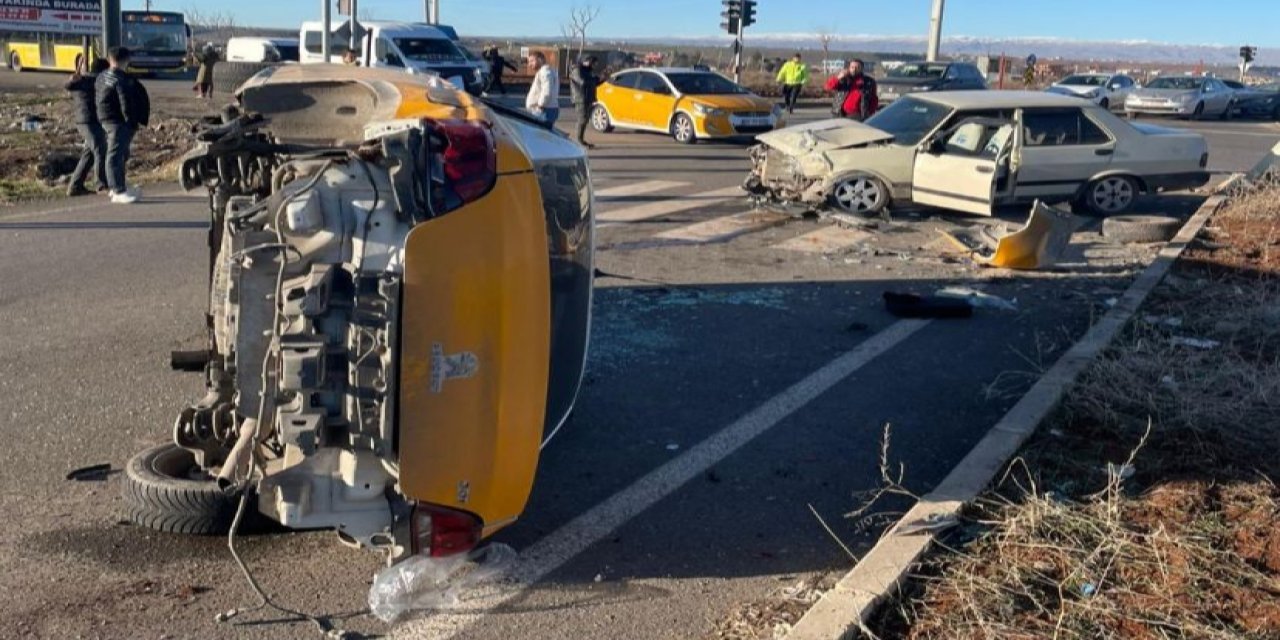 Di rêya Amed û Çinarê de 2 otomobîl li hev qelibîn: Yek jê giran 2 kes birîndar bûn