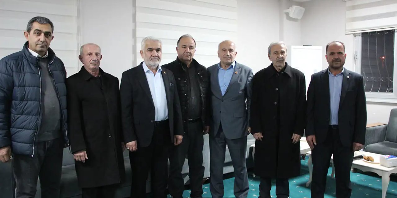 Serokê Giştî yê HUDA PARê Yapicioglu bi muxtarên gundên ku ji erdhejê zirar dîtine re hevdîtin kir