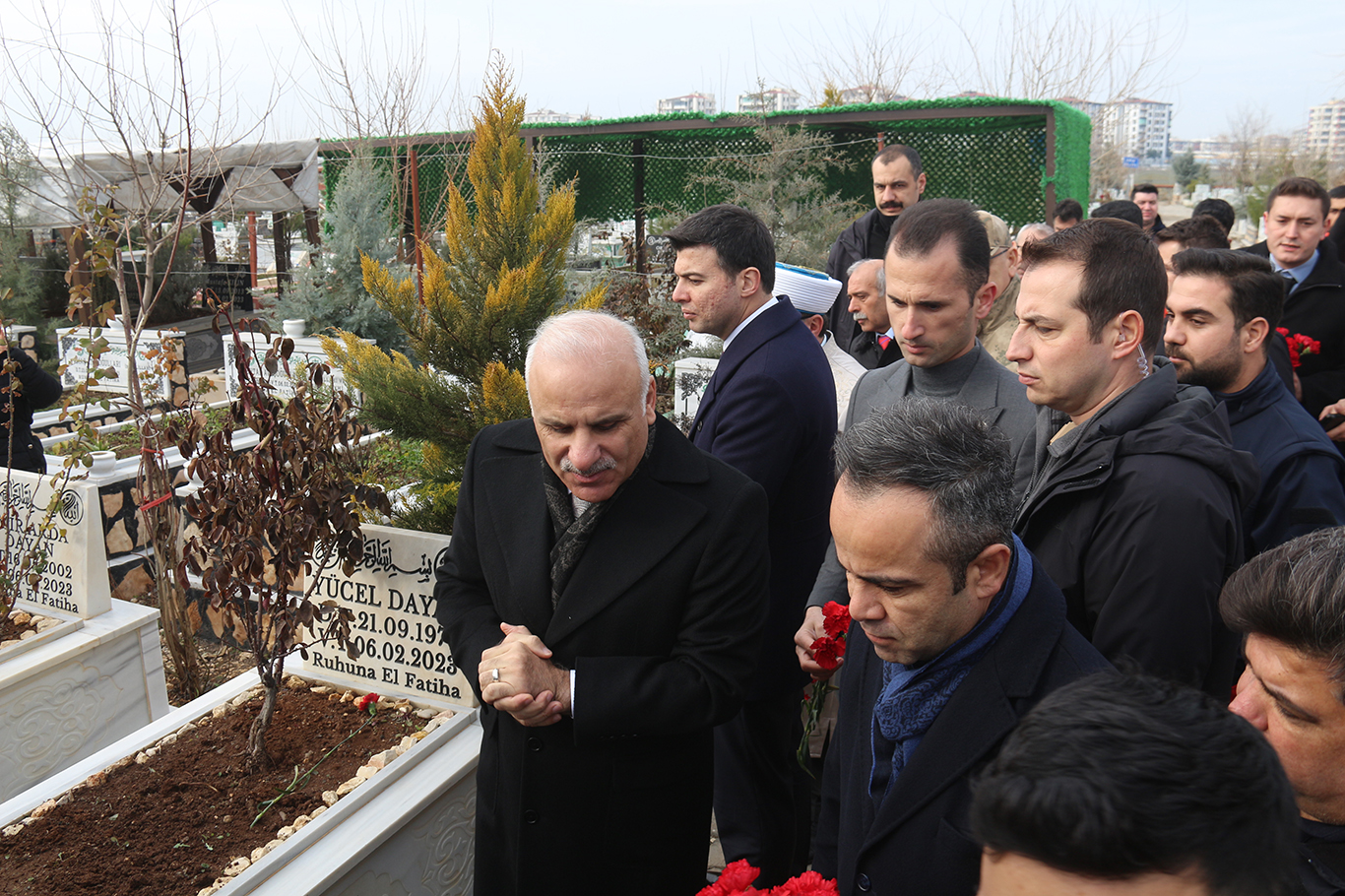 Diyarbakır'da 6 Şubat depreminde vefat edenler mezar başında yad edildi