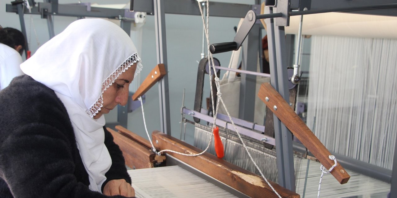 Derik'te bin yıllık geçmişe sahip Mardin’e özgü buhari kumaşı ilmek ilmek dokunuyor
