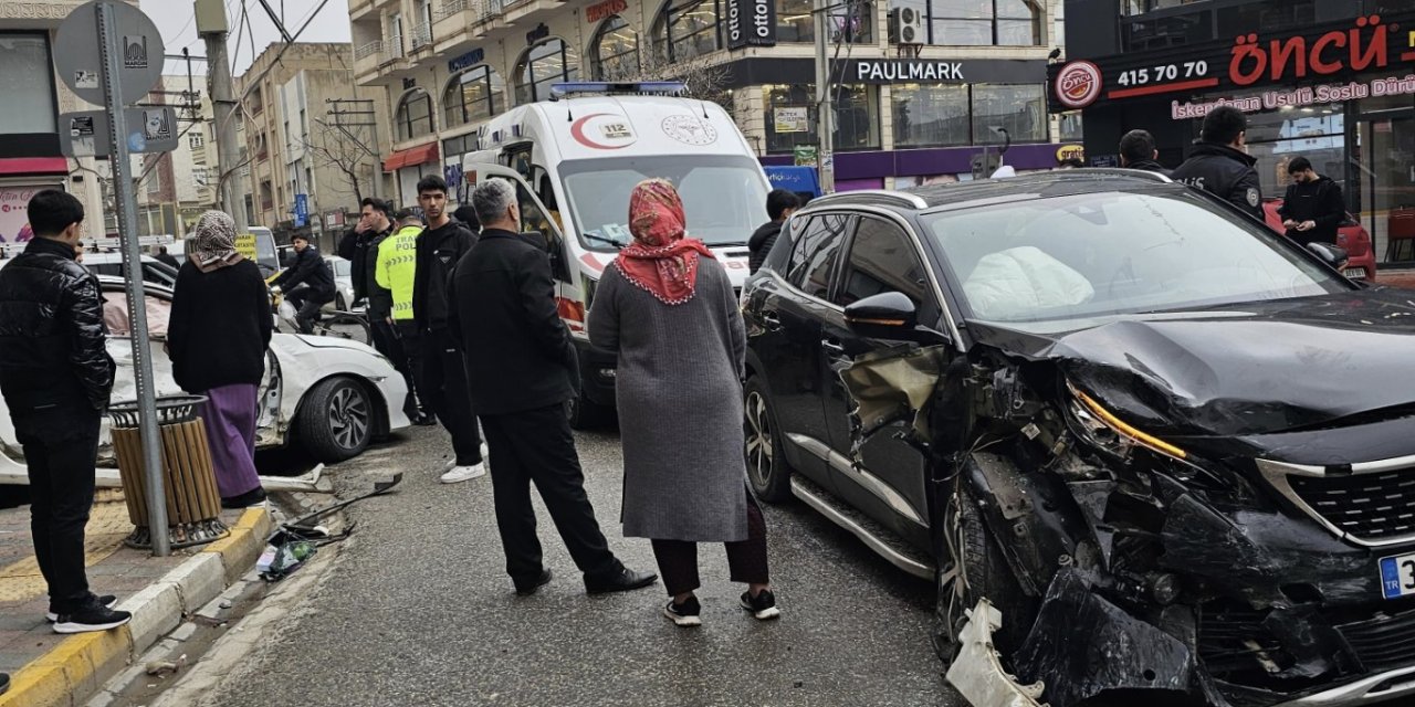 Mardin’de iki otomobil çarpıştı: 2 yaralı