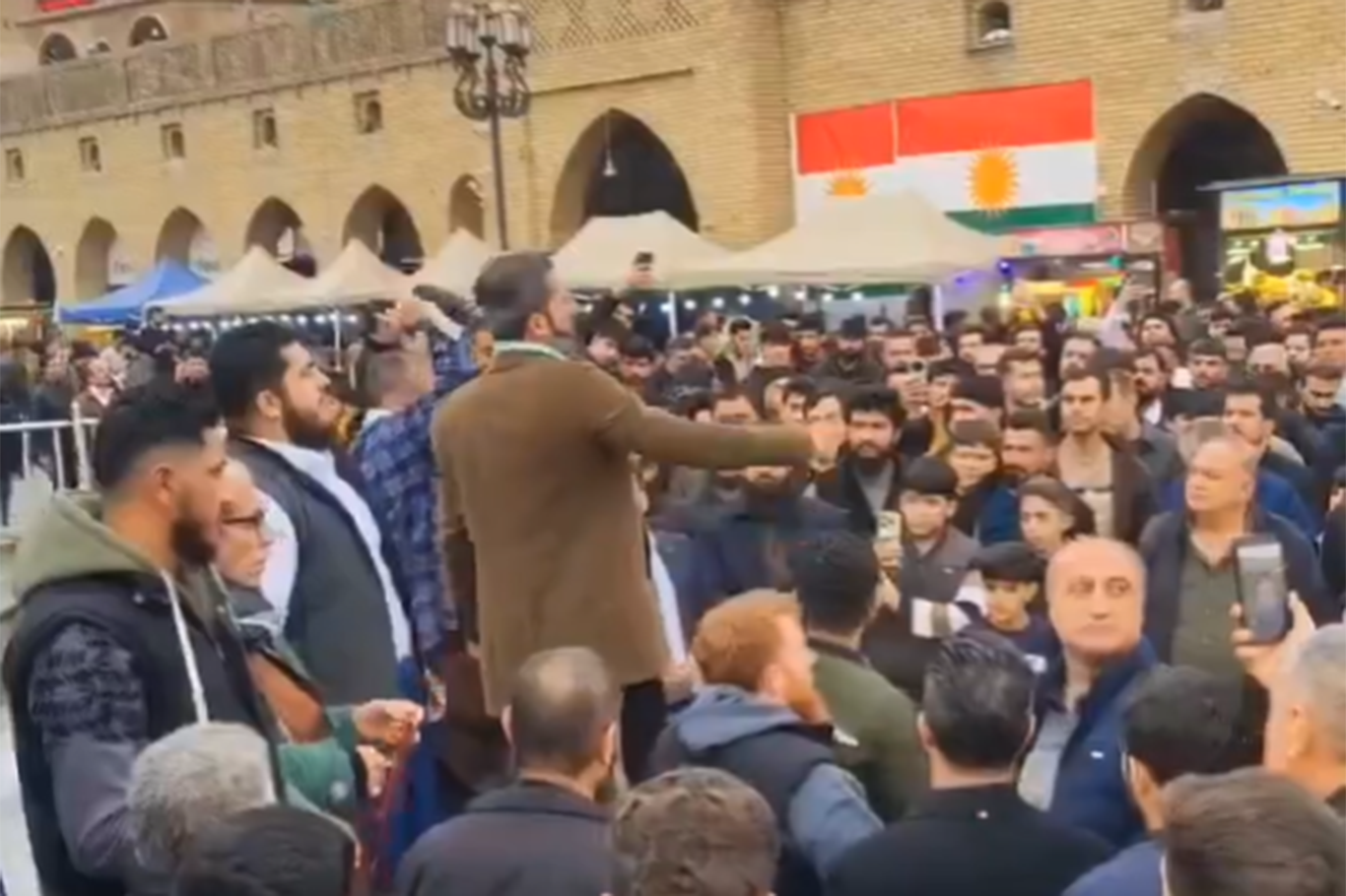 PKK/SDG cami hoparlörlerinden şarkı çaldı: Hewlêr'de İslam'a hakarete karşı sokaklar doldu