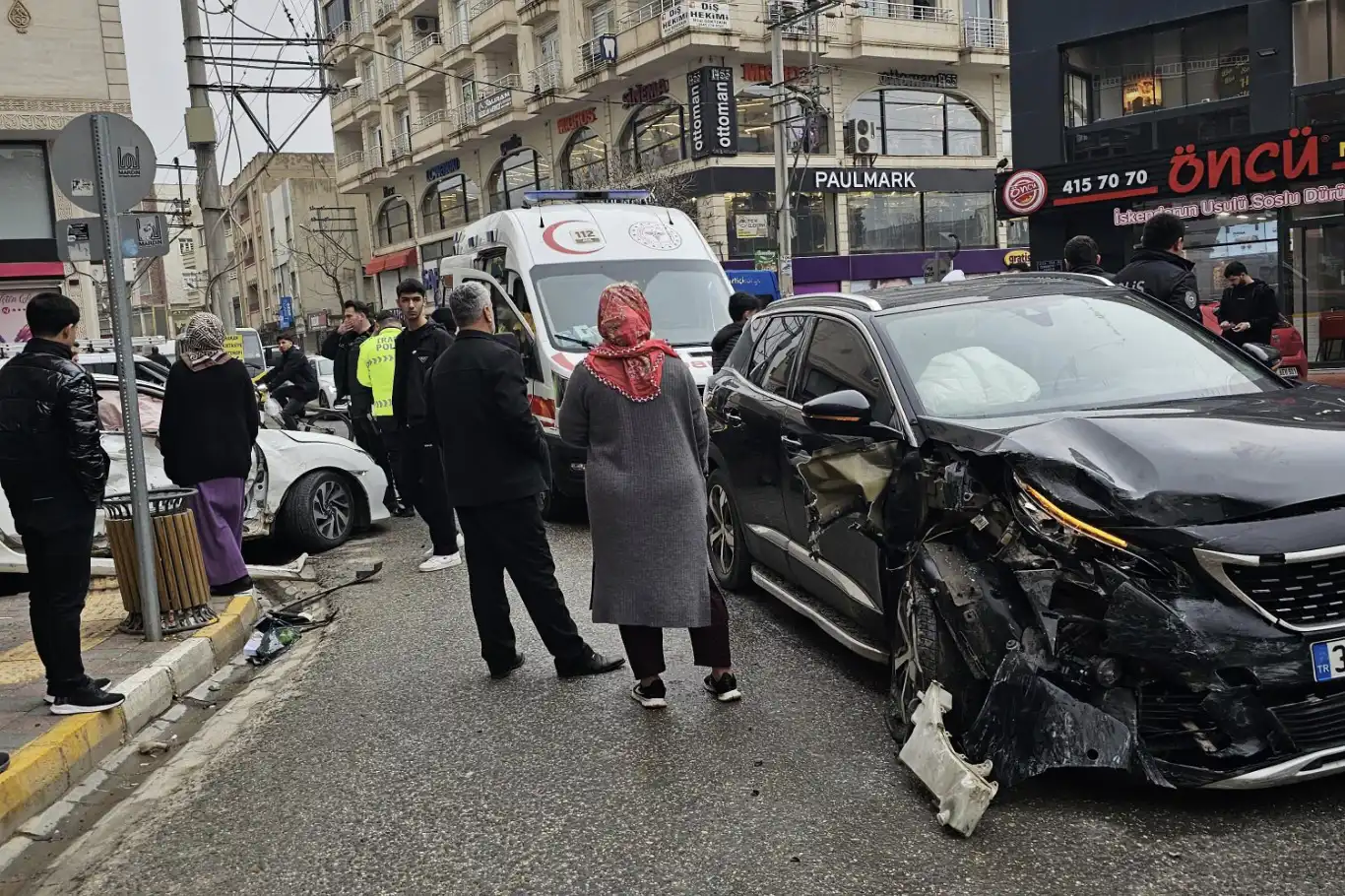 Li Nisêbînê du otomobîl li hev qelibîn: 2 birîndar