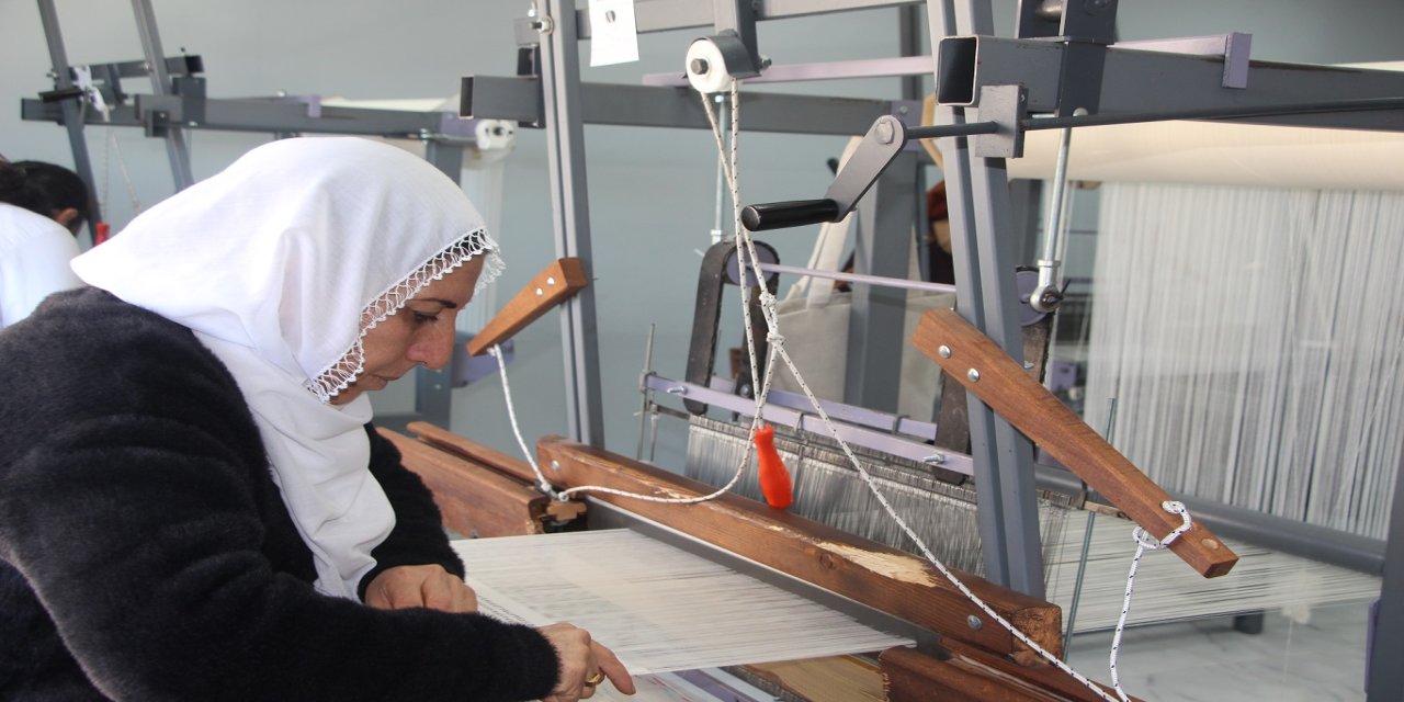 Derik'te bin yıllık geçmişe sahip Mardin’e özgü buhari kumaşı ilmek ilmek dokunuyor