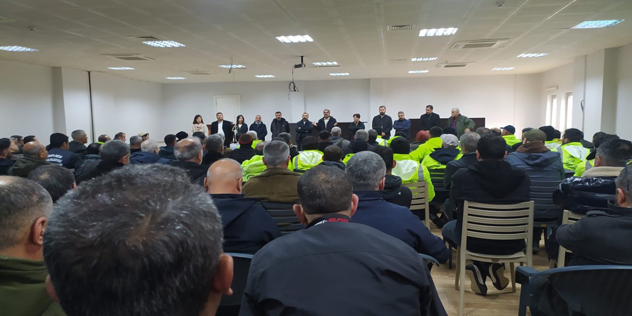 Diyarbakır'da maaşlarını eksik alan belediye işçileri iş bırakma kararı aldı