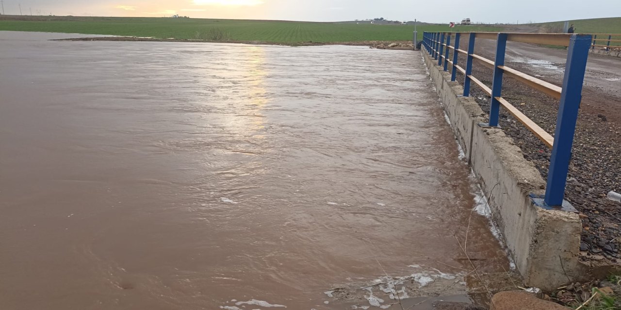 Çınar Kancuğazk Köyü köprüsünde, dere yatağındaki köprüde su taşmak üzere