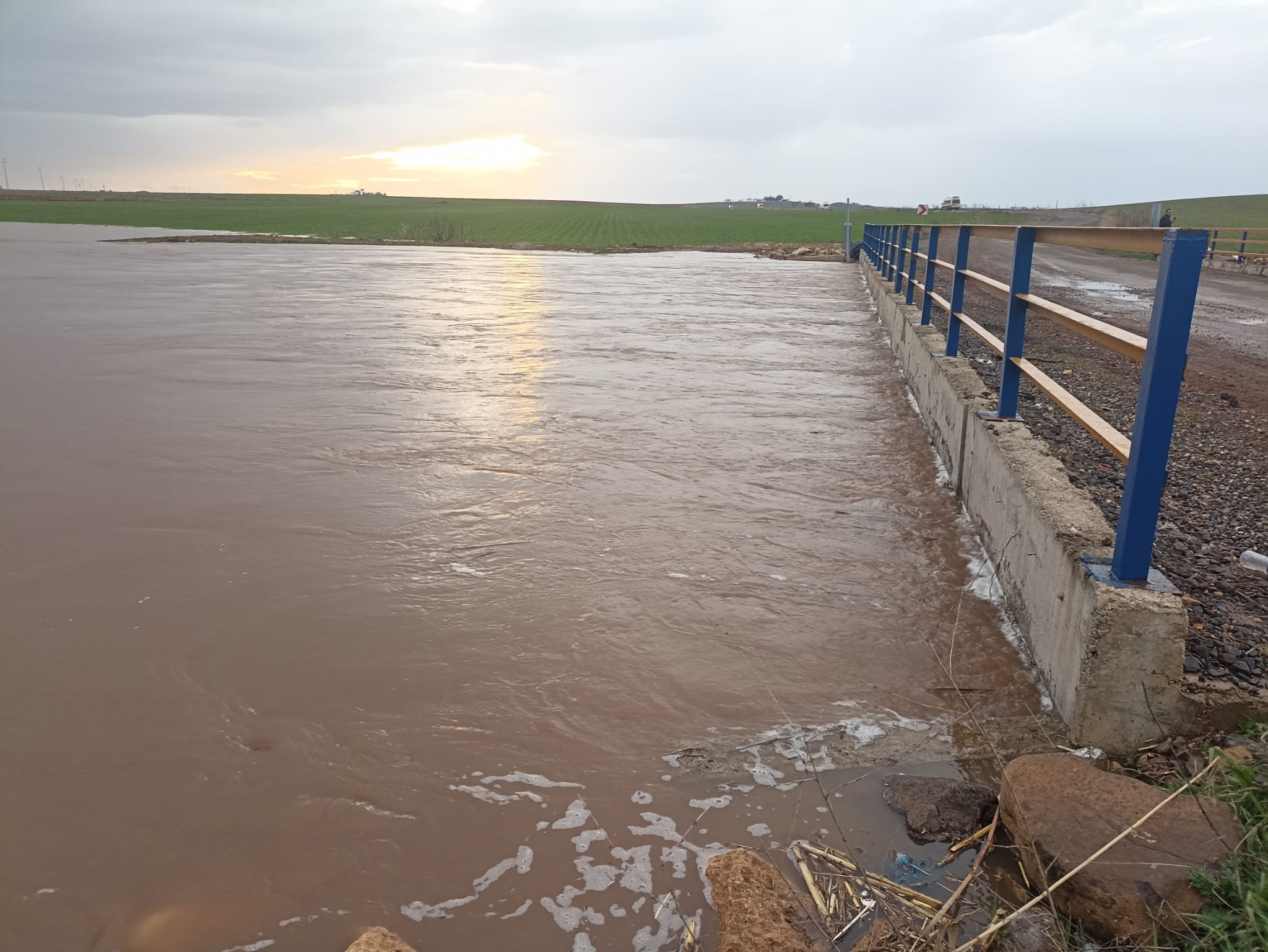 Li gundê Qancuxazkê ya Çinarê, ava çem hindik maye di ser pirê re bavêje