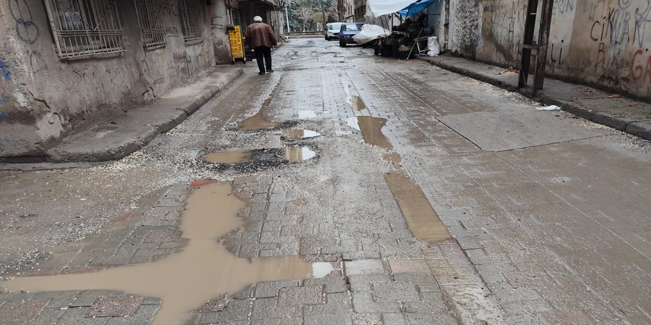 Kuweyê Diyarbekirî de wexto ke vewr û awe şîyî, rayê xirabî vejîyayî meydan