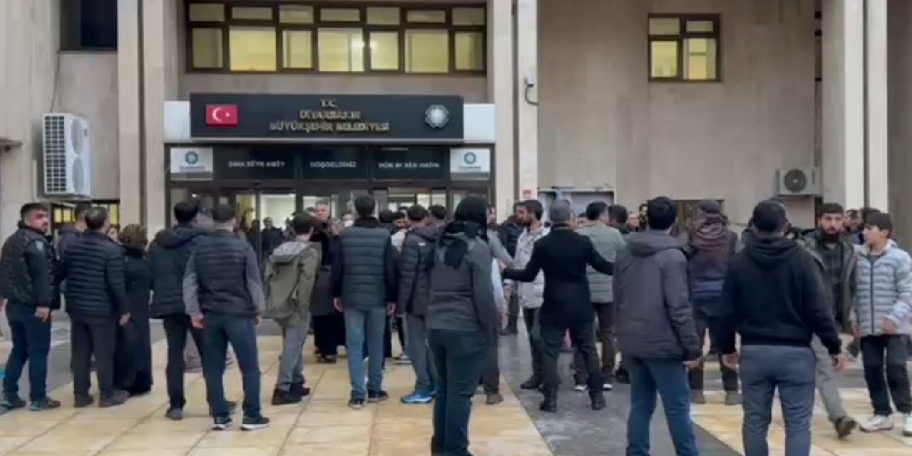 Li Diyarbekirê di navbera firoşkarên seyyar û zabitayên şaredariyê de rageşî derket.