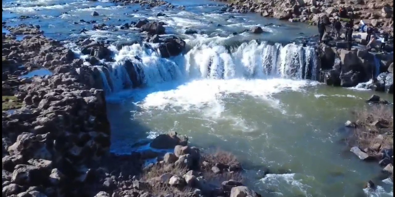 Çınar ilçemize bağlı Karasungur (Gelîyêbûkan) Köyü Aşê Hênêş Şelalesi dron görüntüsü