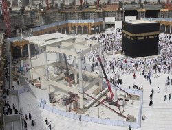 Kâbe'ye çelik konstrüksiyondan geçici tavaf alanı inşa ediliyor