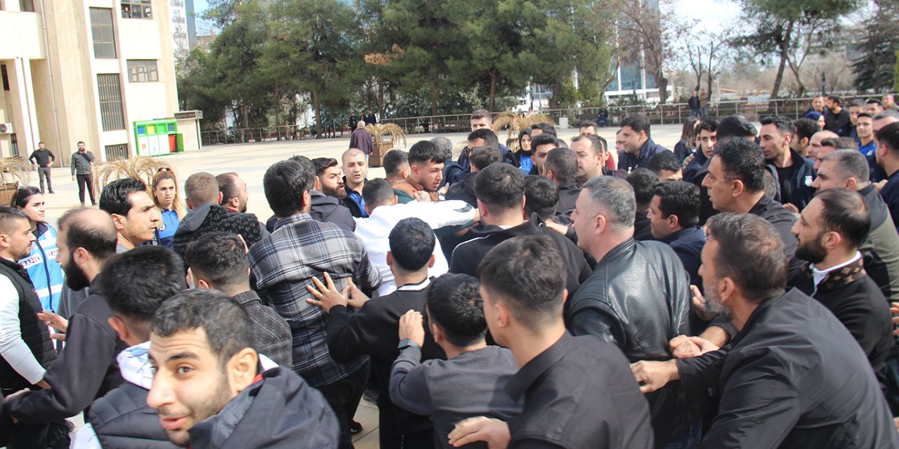 Diyarbakır'daki taksiciler büyükşehir belediyesi önünde eylemde