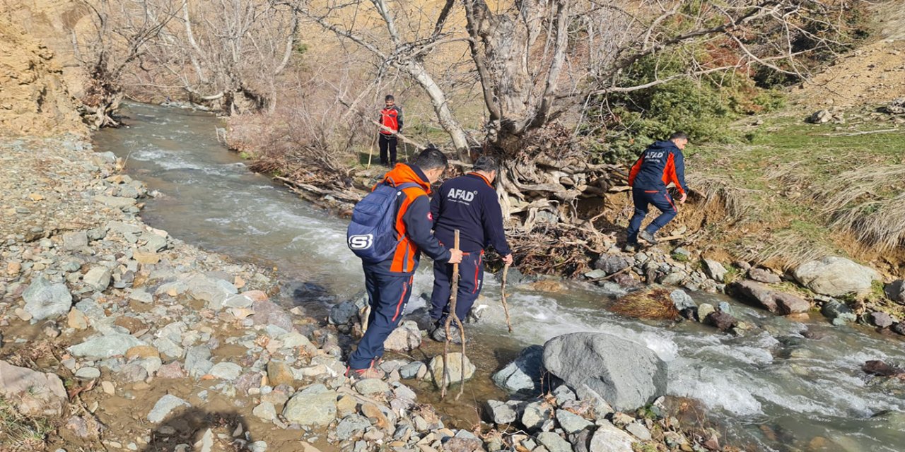 Diyarbakır'ın Kulp ilçesine bağlı Çağlayan Mahallesi’nde 247 kişilik ekip kayıp yaşlı adamı arıyor