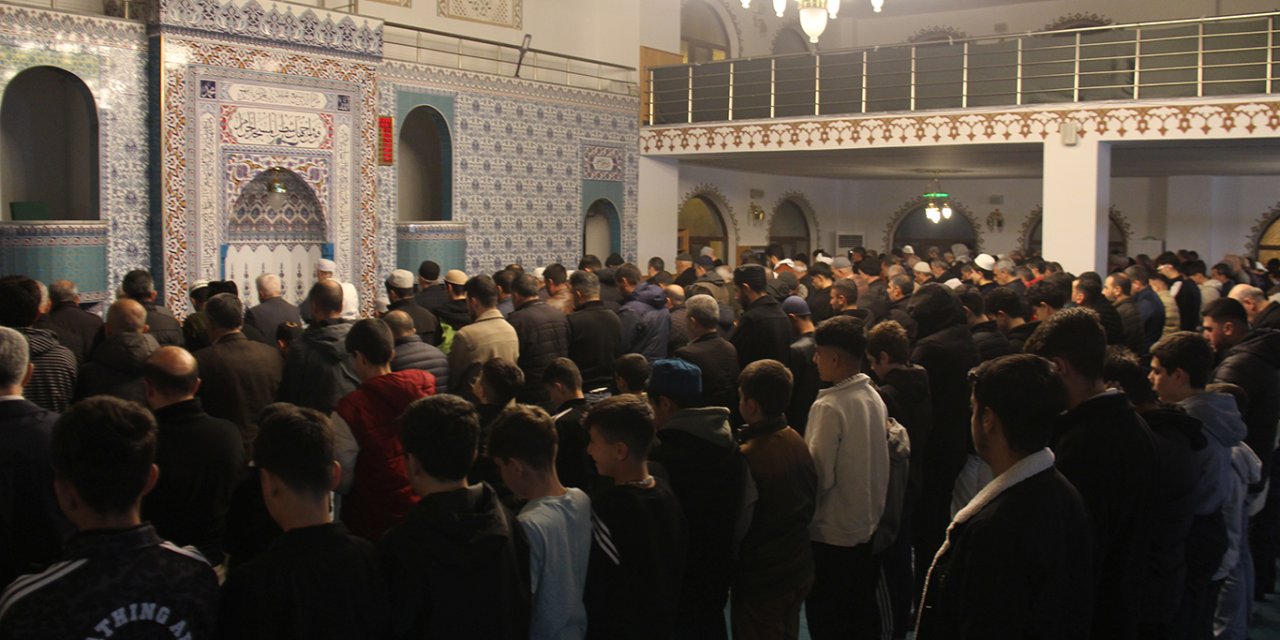 Diyarbakırlılar teravih namazı için camilerde saf tuttu