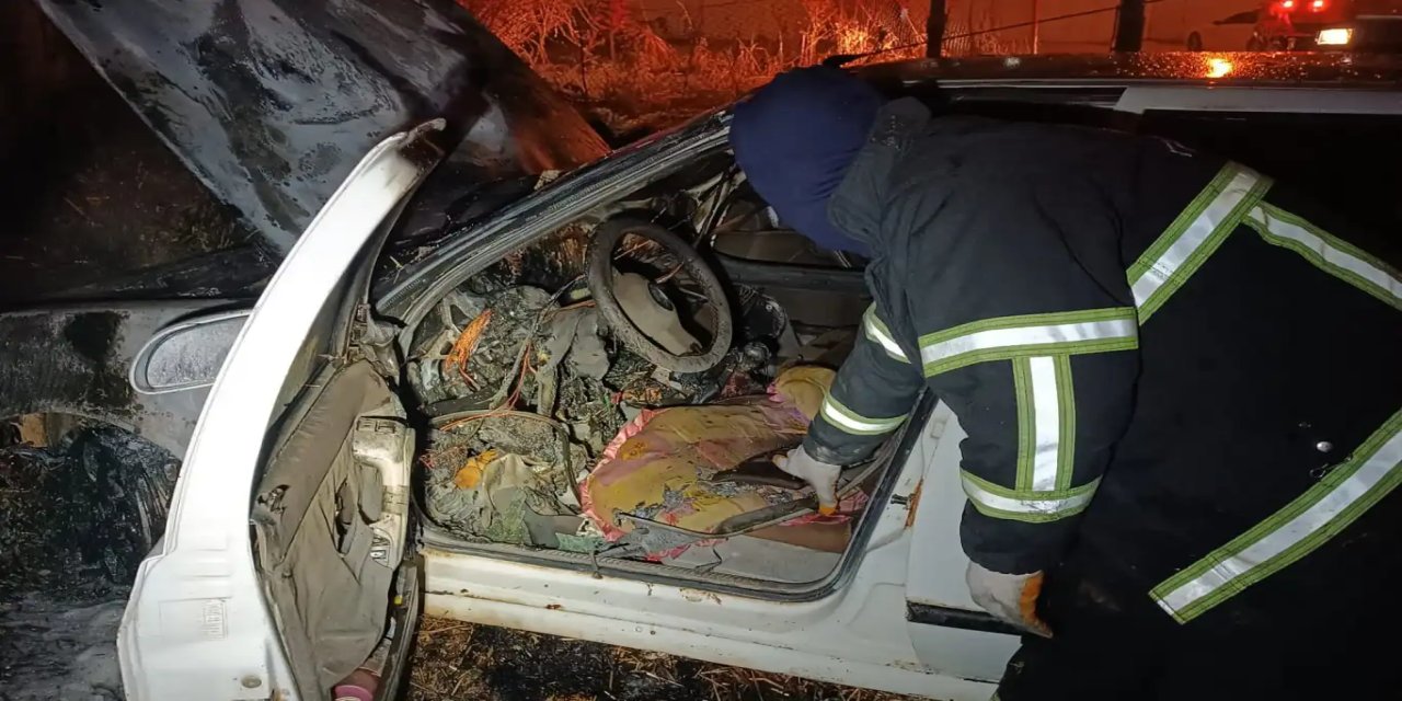Mardin’in Kızıltepe ilçesinde park halindeki otomobilde yangın çıktı