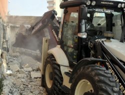 Akdeniz'de metruk bina yıktırıldı