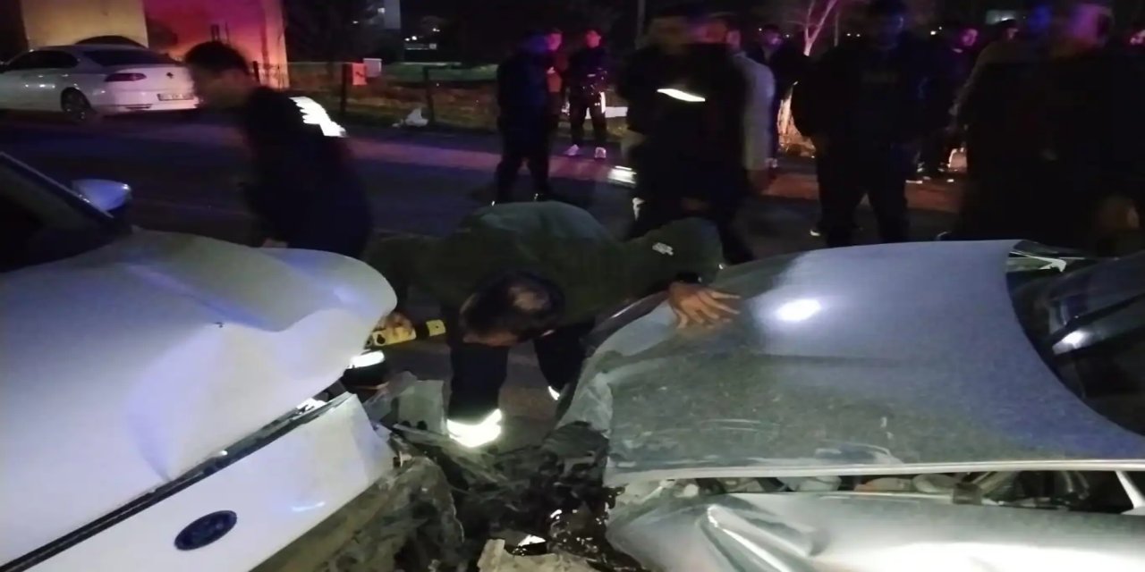 Mardin’in Kızıltepe ilçesinde iki otomobil çarpıştı: 3’ü çocuk 6 yaralı