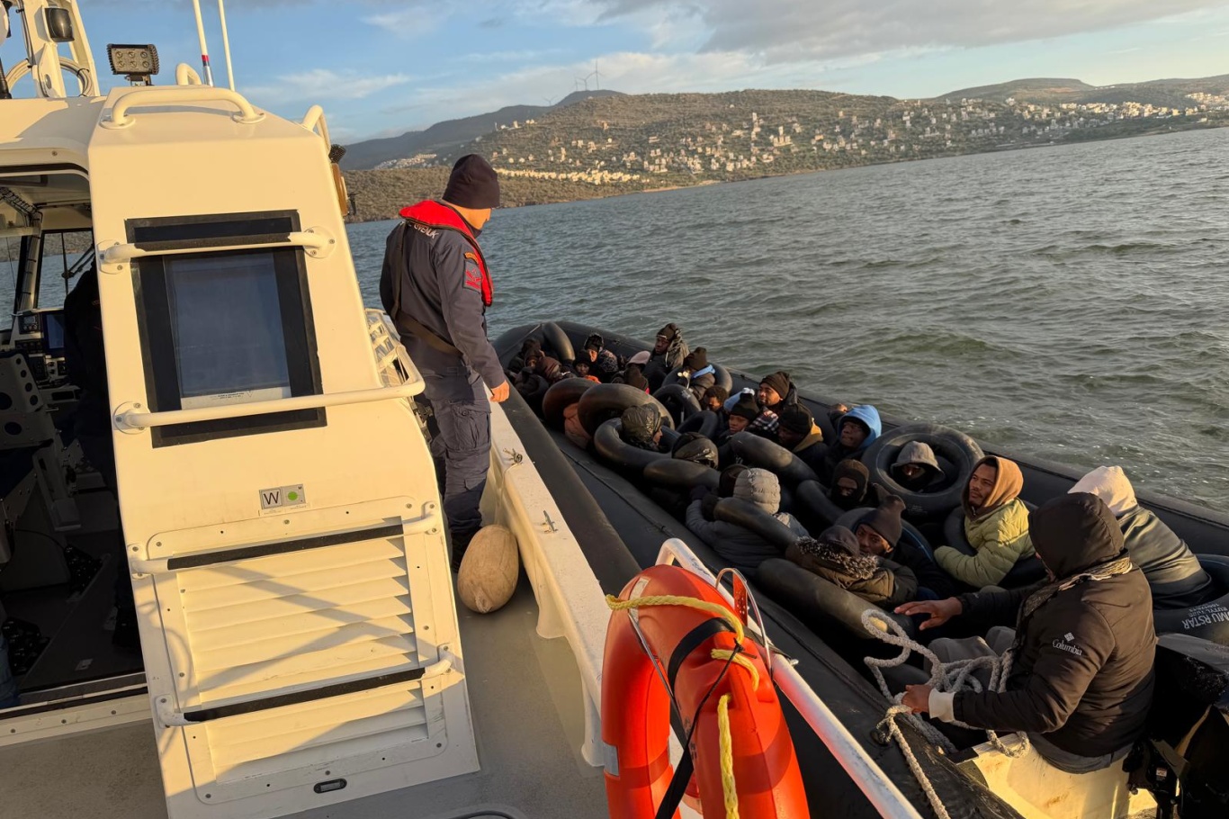 33 koçberên neqanûnî yên di qeyikeke lastîkî de li peravên Îzmîrê hatin girtin