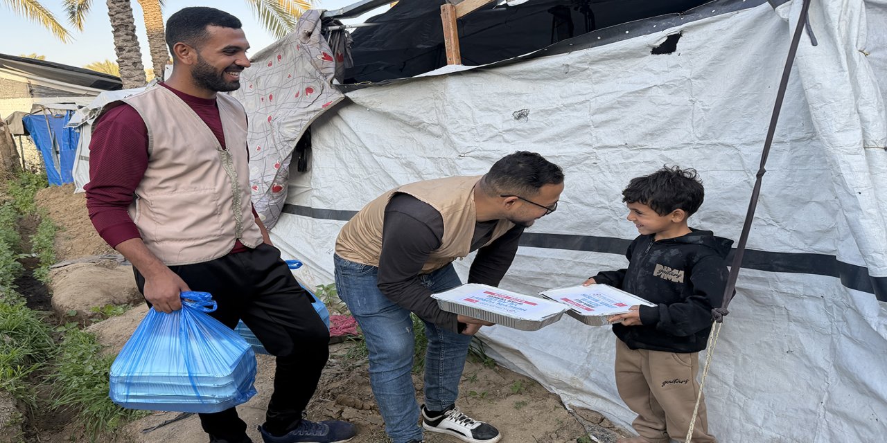 Weqfa Êtîman kampanyaya xwarina germ li Xezzeyê didomîne