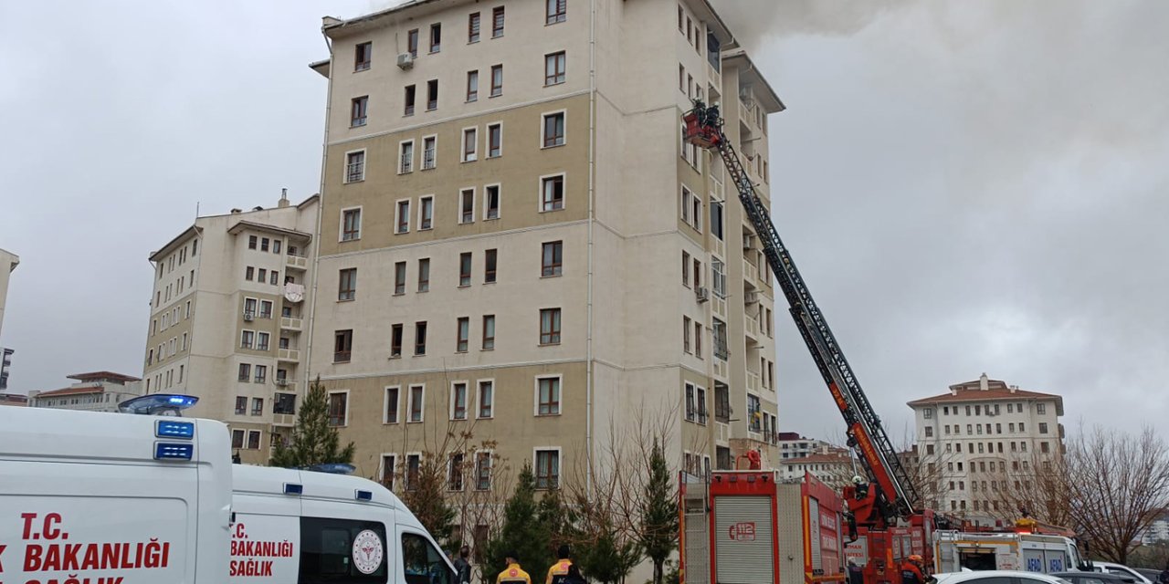 Batman'ın Kardelen Mahallesi Emekli TOKİ mevkiinde 8 katlı binada çatı yangını: Mahsur kalanlar var