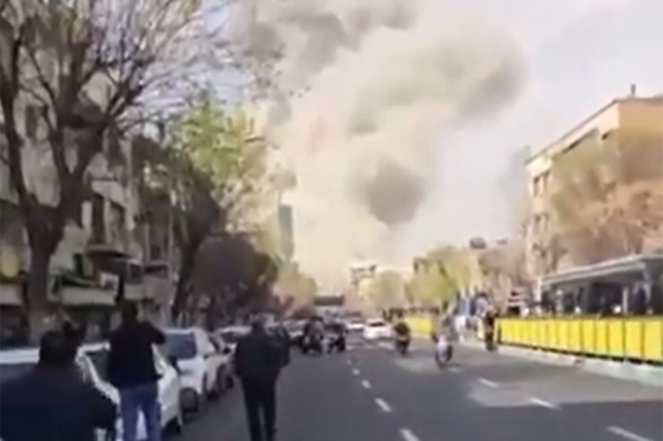 Siyonist rejim ve ABD İran'a saldırı başlattı: Tahran'da patlama sesleri