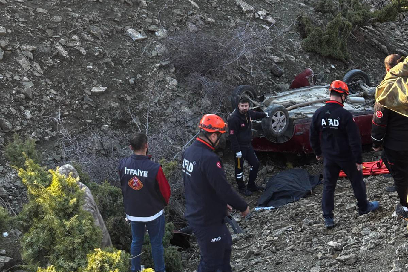 Siirt’in Şirvan ilçesinde otomobil şarampole yuvarlandı: 1 ölü, 1 yaralı