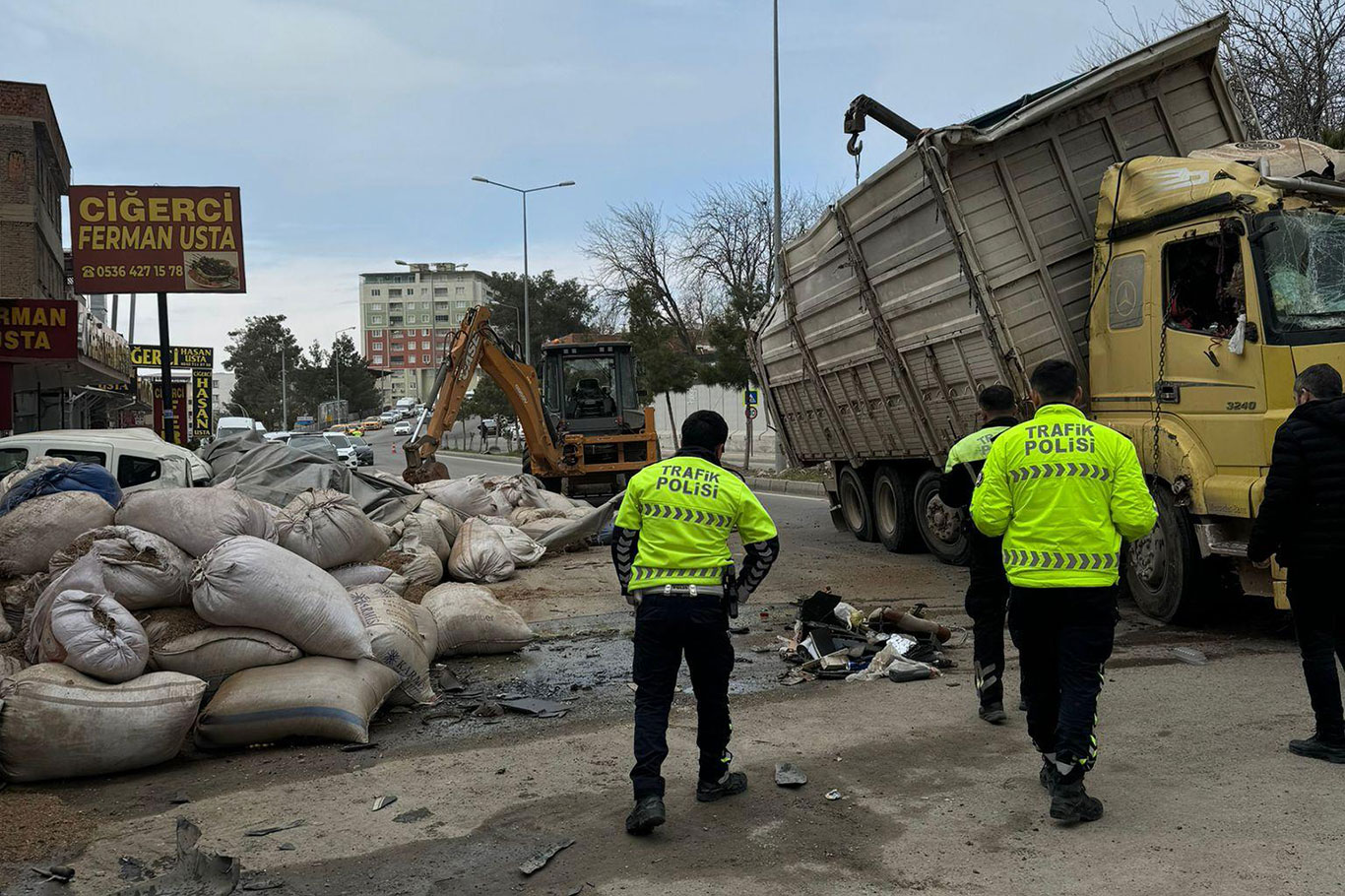Diyarbakır'ın Silvan ilçesinde saman yüklü tır park halindeki araçların üzerine devrildi