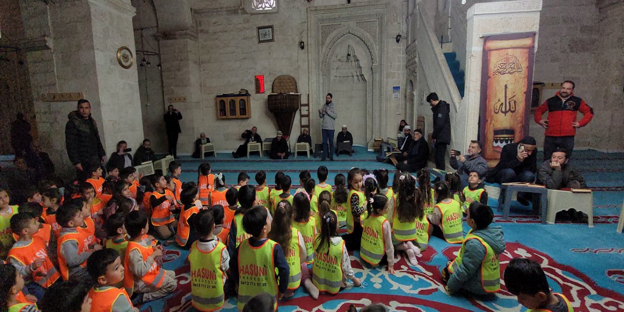 Silvan'da asırlık camide yaşlılara anlamlı ziyaret