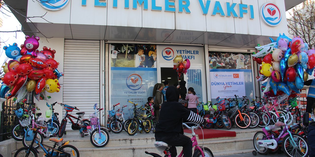 Yetimler Vakfı'ndan Diyarbakır'da yetim çocuklara bisiklet ve oyuncak sürprizi