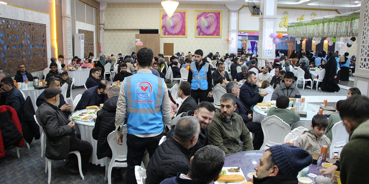 Yetimler Vakfı Gaziantep'te yüzlerce yetime iftar verdi