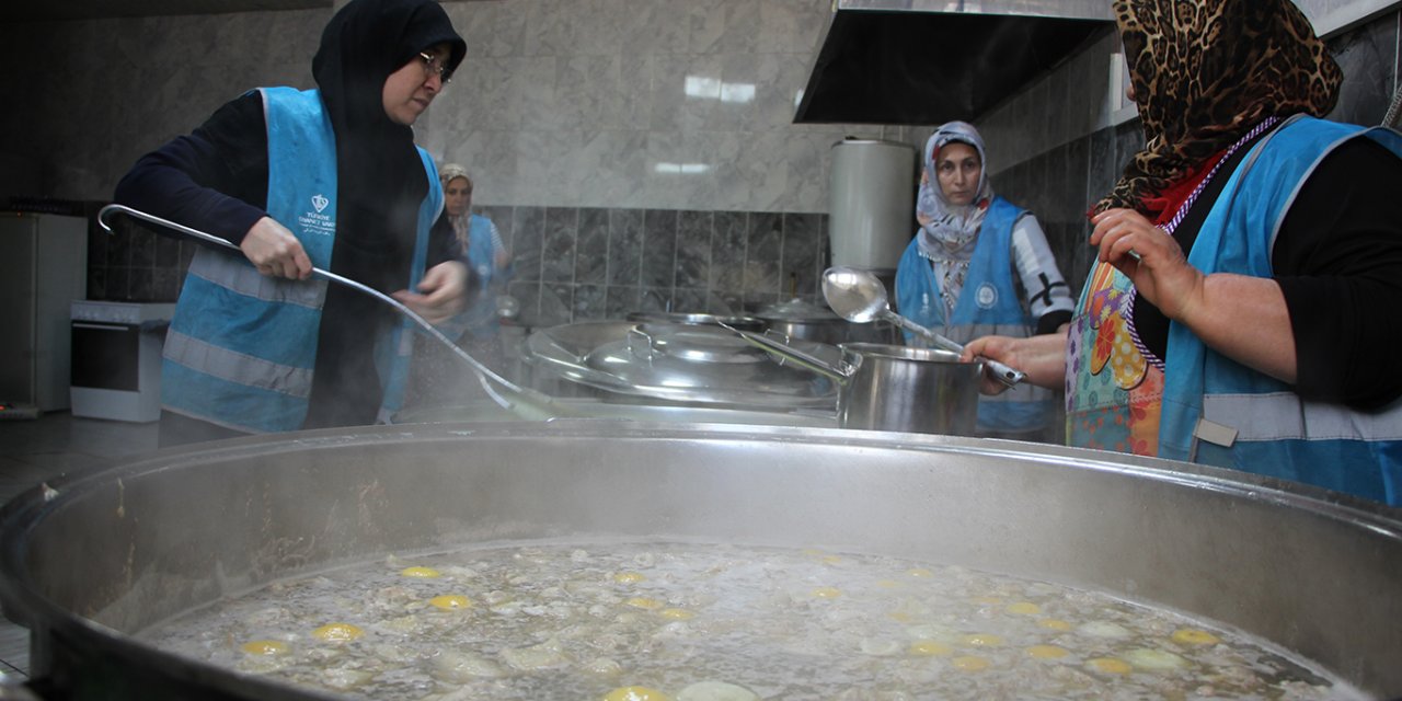 Gaziantep Osmanlı Camii'nde imece usulü iftar hazırlanıyor
