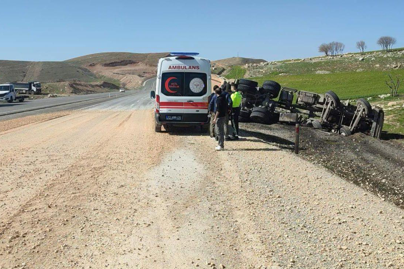 Şırnak-Cizre karayolunda mıcır yüklü kamyon devrildi: Bir yaralı