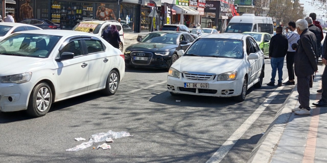 Diyarbakır'da Çeşme durağı yakınlarında otomobil yayaya çarptı