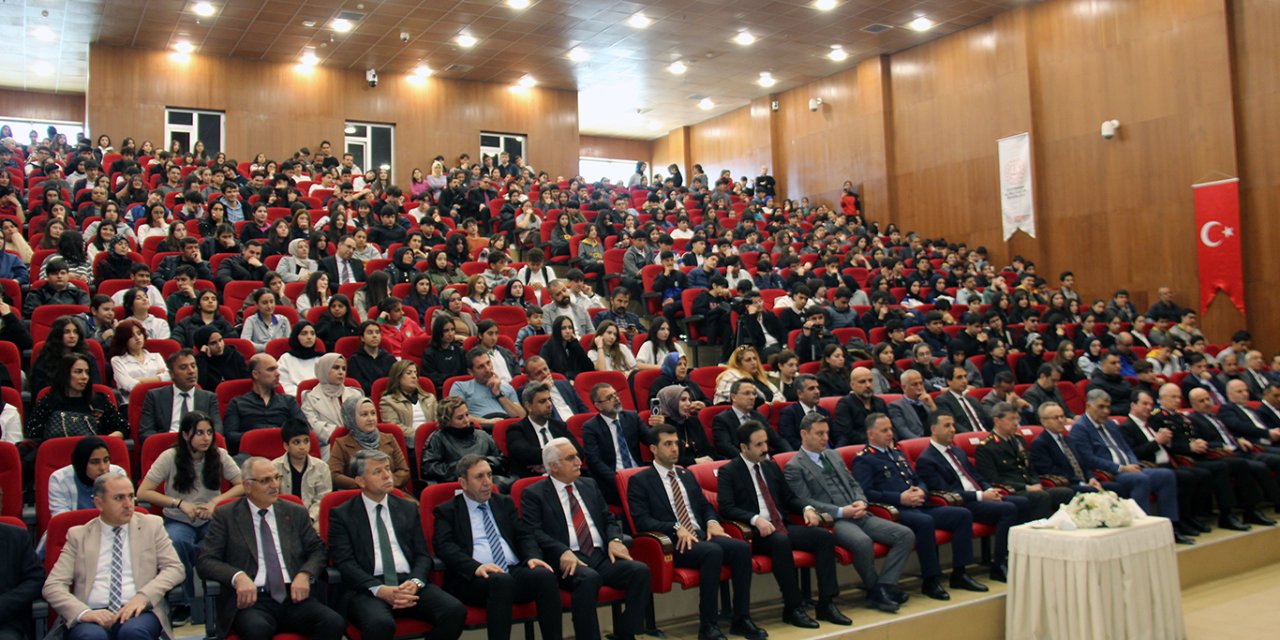 İstiklal Marşı'nın kabulünün 105'inci yılında Mehmet Akif Ersoy Diyarbakır'da anıldı