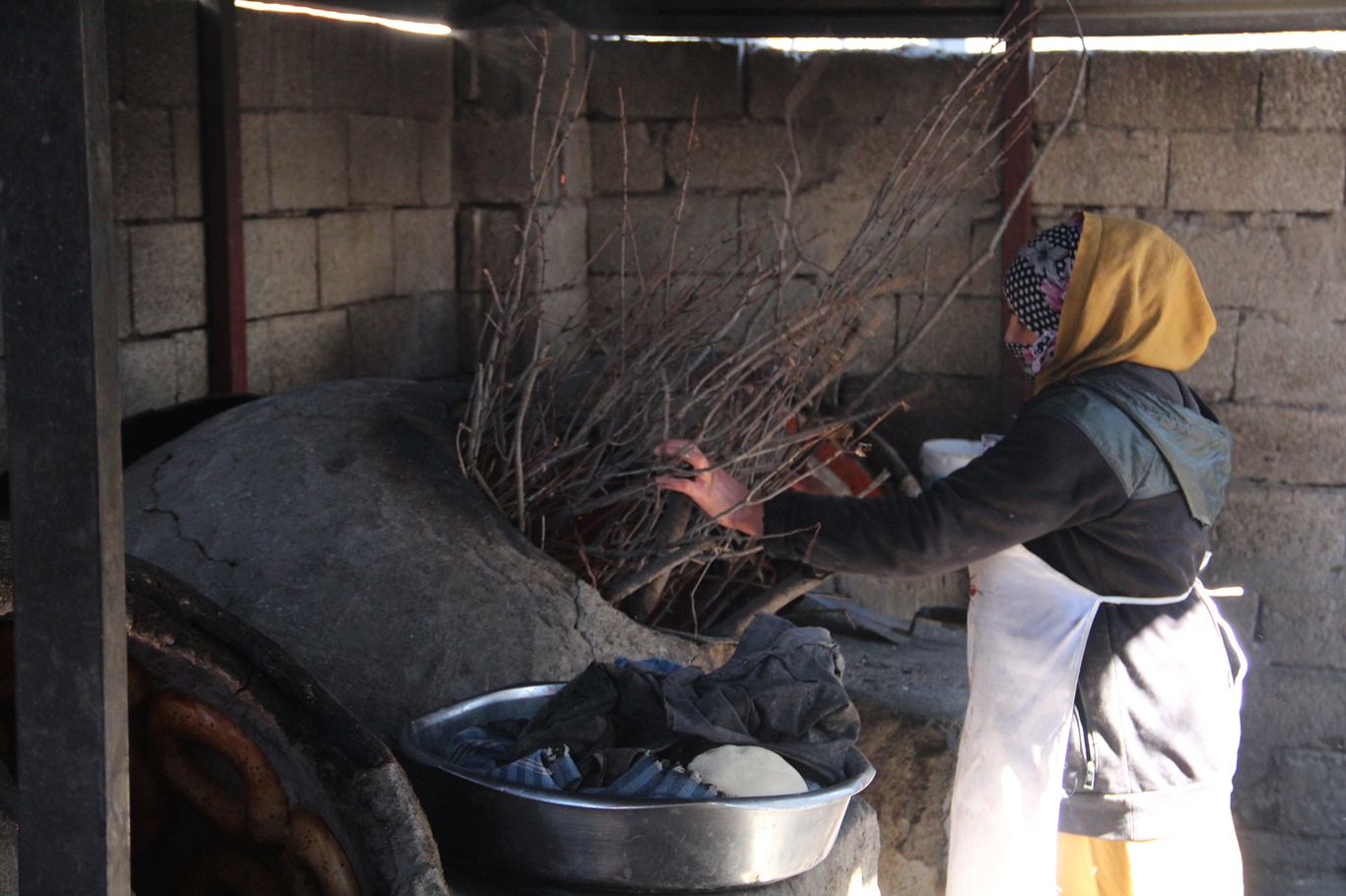 Batman'da Ramazanda tandır mesaisinde kadınlar hem çalışıyor hem evine destek oluyor