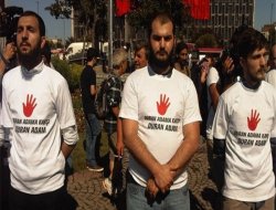 Duran adama karşı duran adam