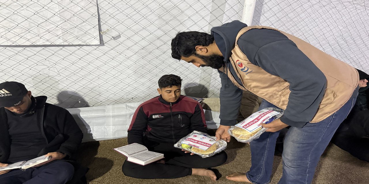 Yetimler Vakfı Gazzelilere sahur ikramında bulundu