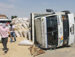 Saman yüklü kamyon devrildi