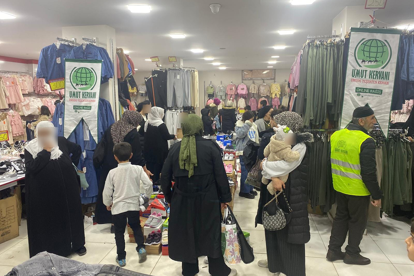 Diyarbakır'ın Bismil ilçesinde yetim ve ihtiyaç sahibi çocuklara bayramlık sevinci