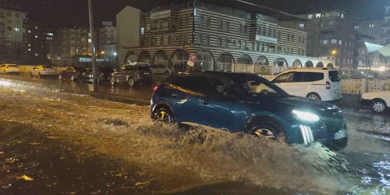 Diyarbakır’da sağanak yağış: Cadde ve sokaklar göle döndü