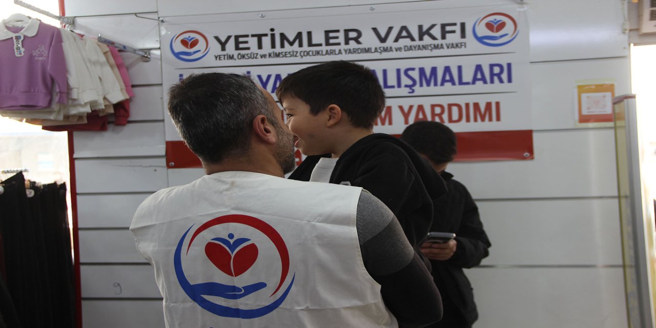 Yetimler Vakfı bayram öncesi Cizre'de yüzlerce yetim çocuğun yüzünü güldürdü