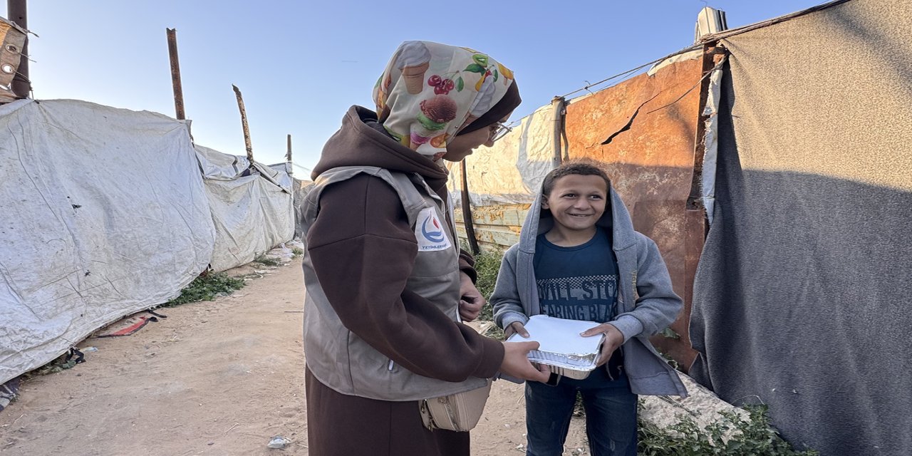 Weqfa Êtîman belavkirina xwarinên germ li Xezzeyê didomîne