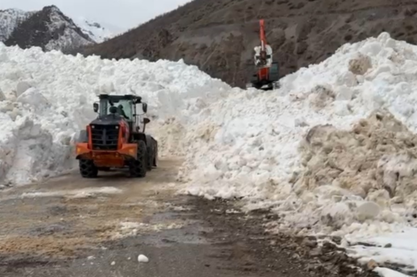 Şırnak'ta kar temizleme çalışmaları devam ediyor
