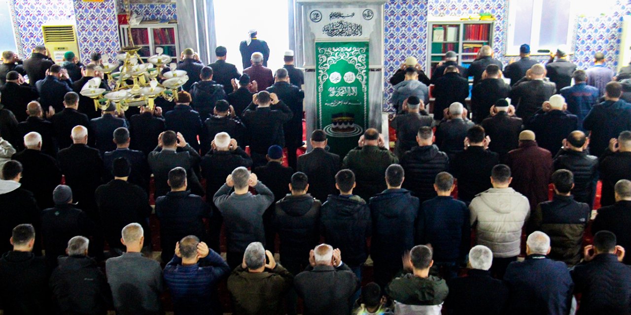 Bayram namazında Diyarbakırlılar camilere sığmadı