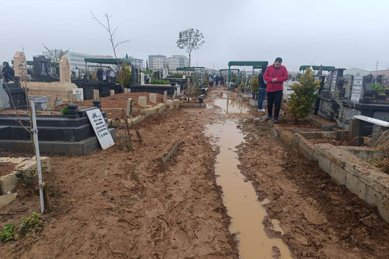 ⁨Şanlıurfa’nın Viranşehir ilçesinde mezarlıkların çamur altında kalmasına tepki