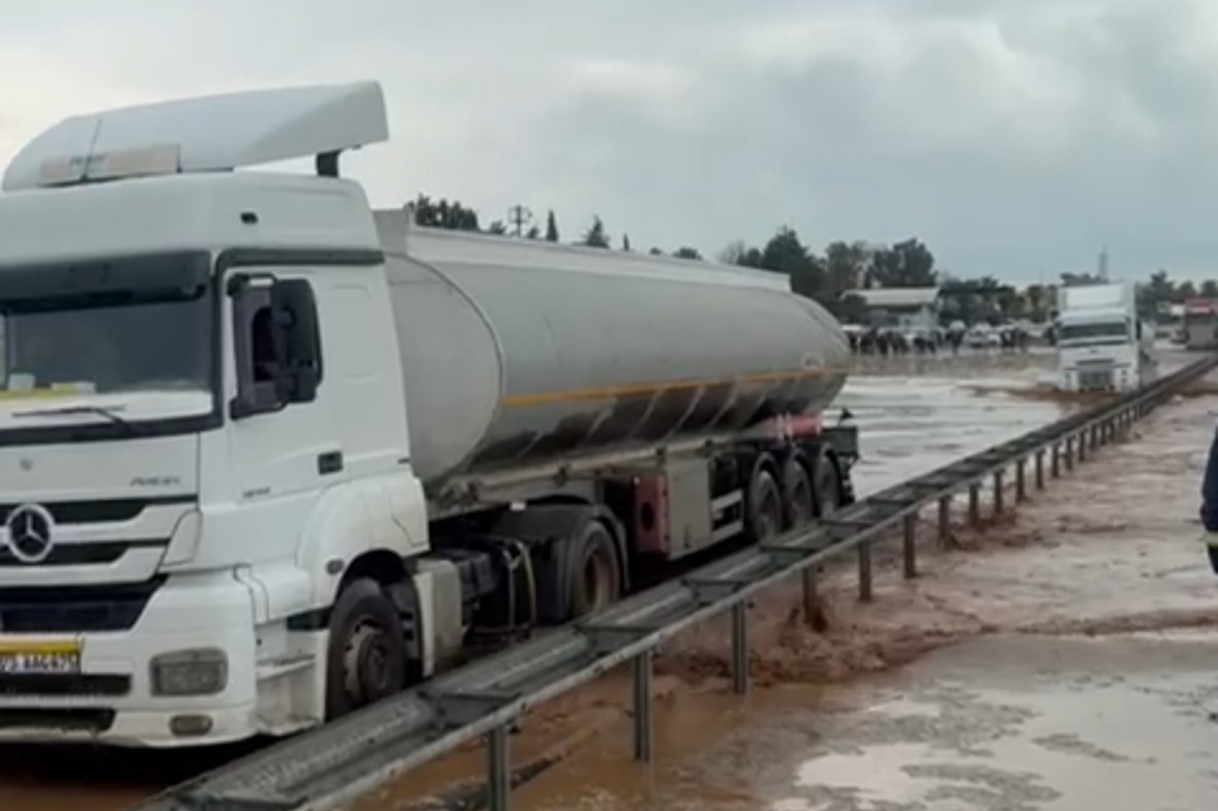 Mardin’in Nusaybin ilçesinde sağanak etkili oldu: Uluslararası İpekyolu göle döndü