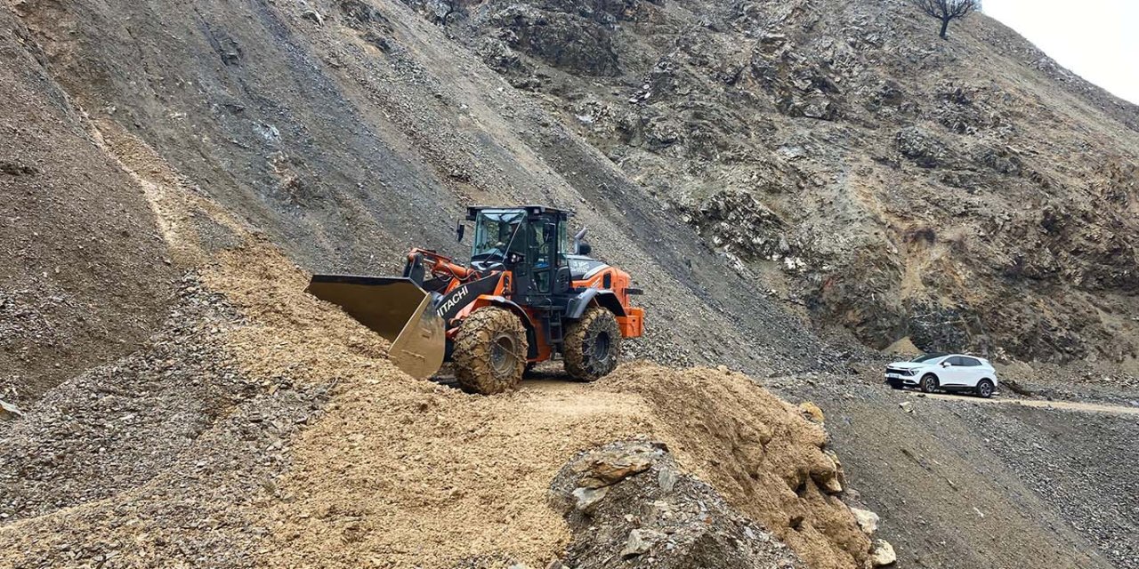 Batman'ın Sason ilçesinde heyelan nedeniyle kapanan yol açıldı