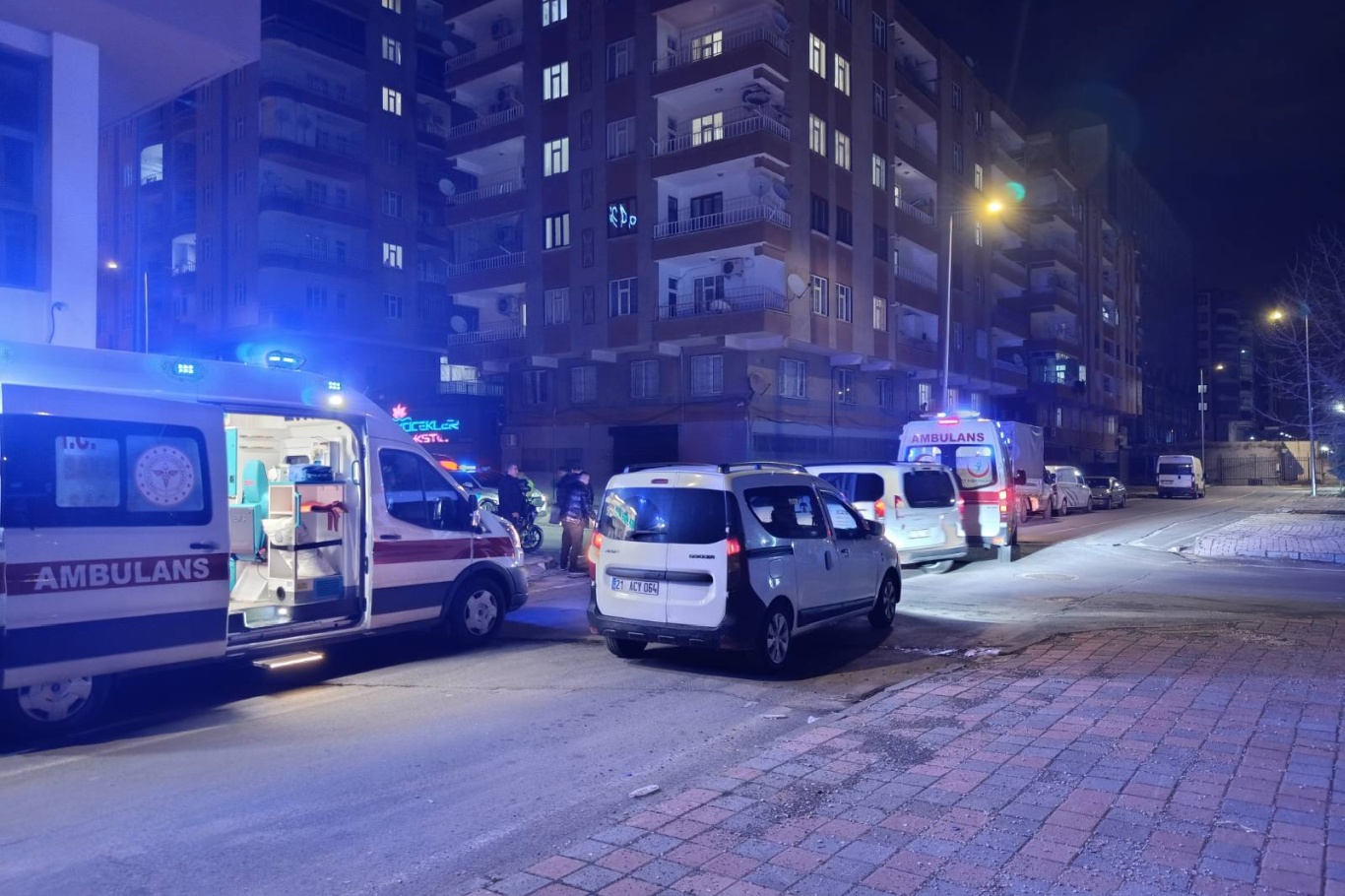 Li Dîyarbekirê qamyonet û motorbisiqlet li hev qelibîn: 2 birîndar