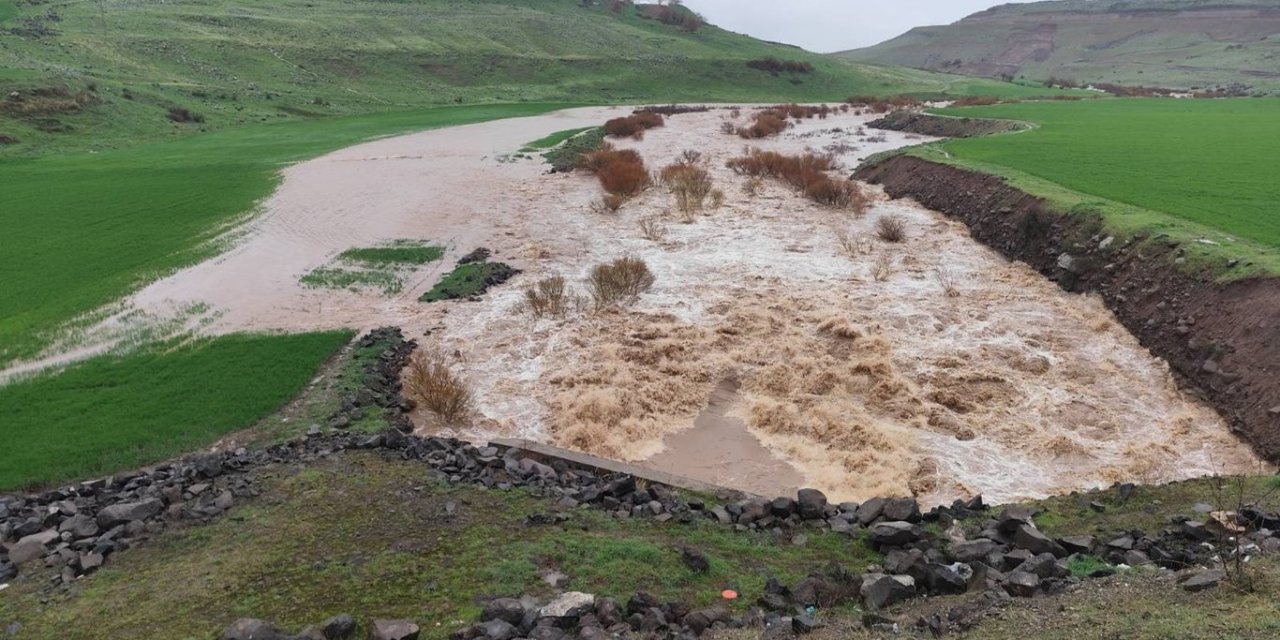 Li Diyarbekirê barana gur û şiliya dijwar bû sedema karesatê: Rê hilweşiyan, pir zirar dîtin û gelek welatî asê man